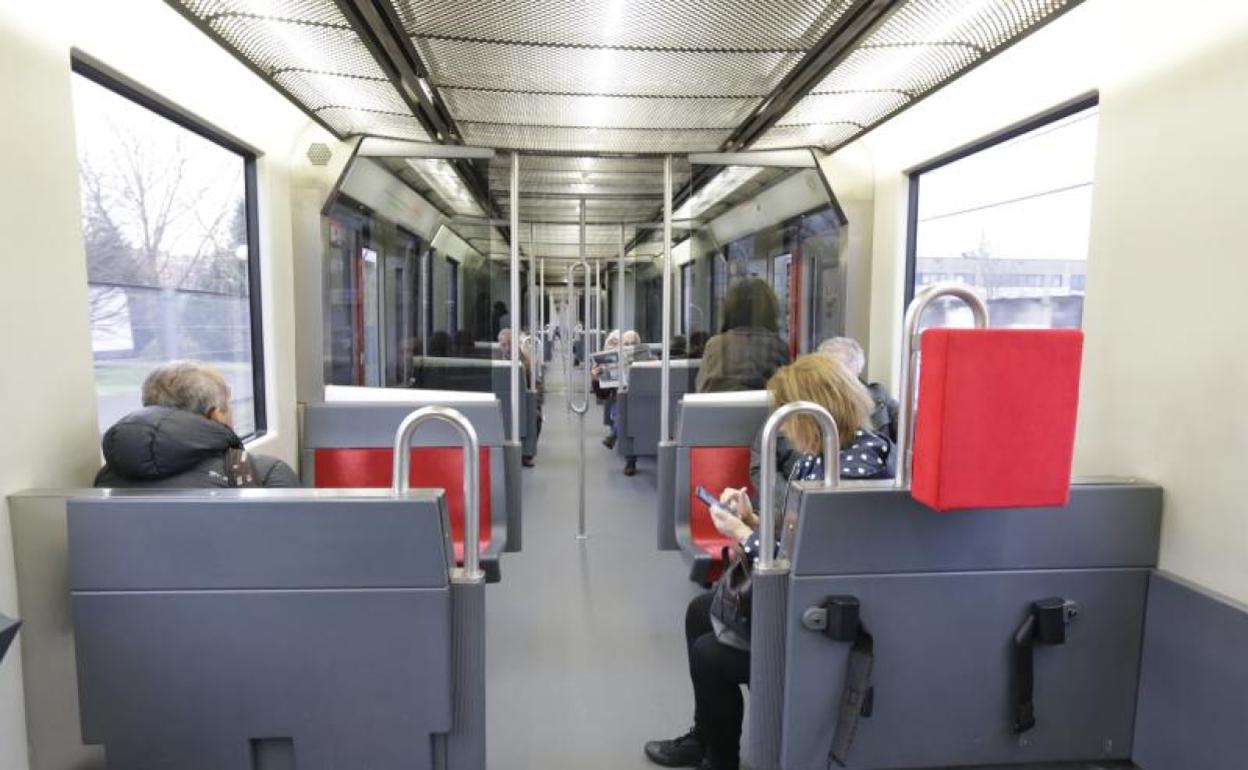 Variso pasajeros en un vagón de metro esta mañana. 