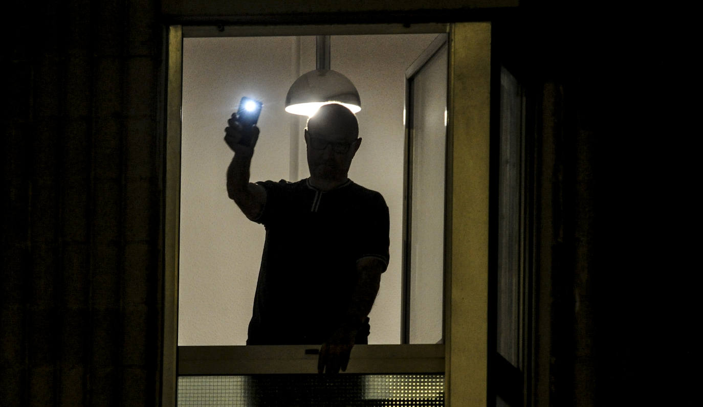 Los aplausos han sido generalizados por todas las zonas de Vitoria. En este reportaje fotográfico, recorremos Zabalgana, Judimendi, Txagorritxu y la zona de Santiago.