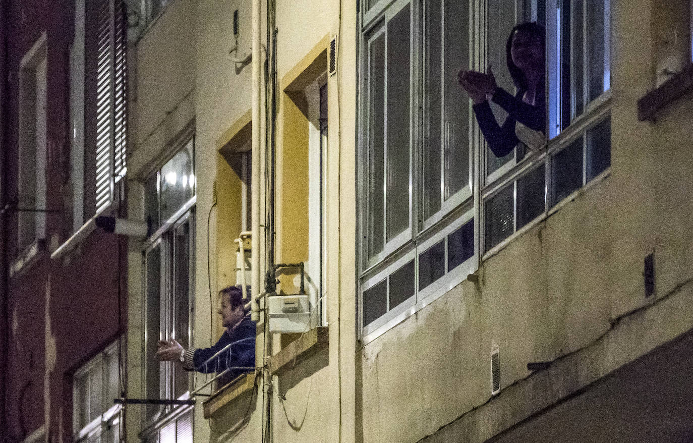 Los aplausos han sido generalizados por todas las zonas de Vitoria. En este reportaje fotográfico, recorremos Zabalgana, Judimendi, Txagorritxu y Santiago.