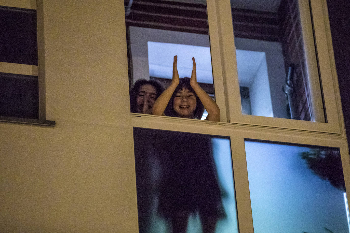 Los aplausos han sido generalizados por todas las zonas de Vitoria. En este reportaje fotográfico, recorremos Zabalgana, Judimendi, Txagorritxu y Santiago.