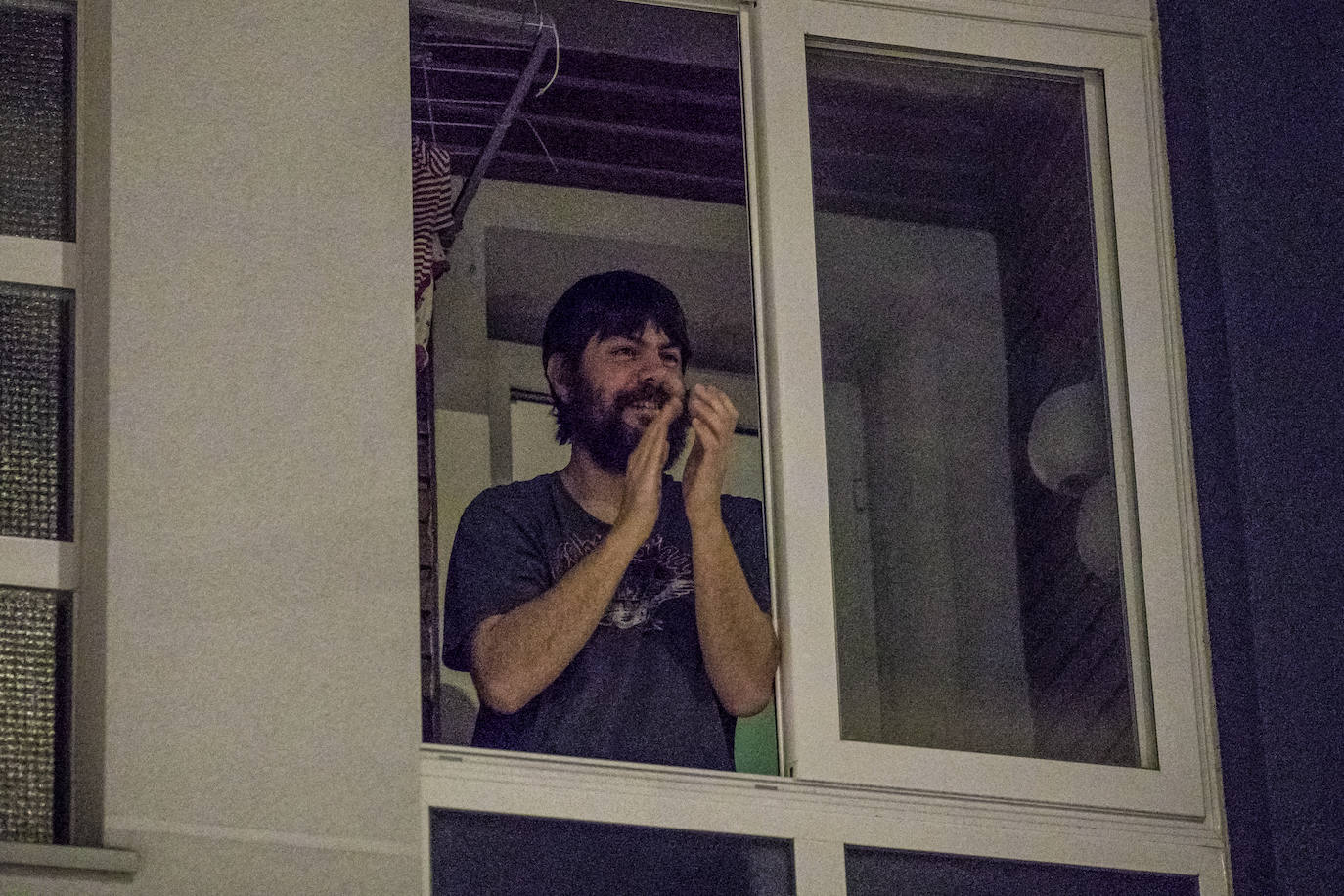 Los aplausos han sido generalizados por todas las zonas de Vitoria. En este reportaje fotográfico, recorremos Zabalgana, Judimendi, Txagorritxu y Santiago.