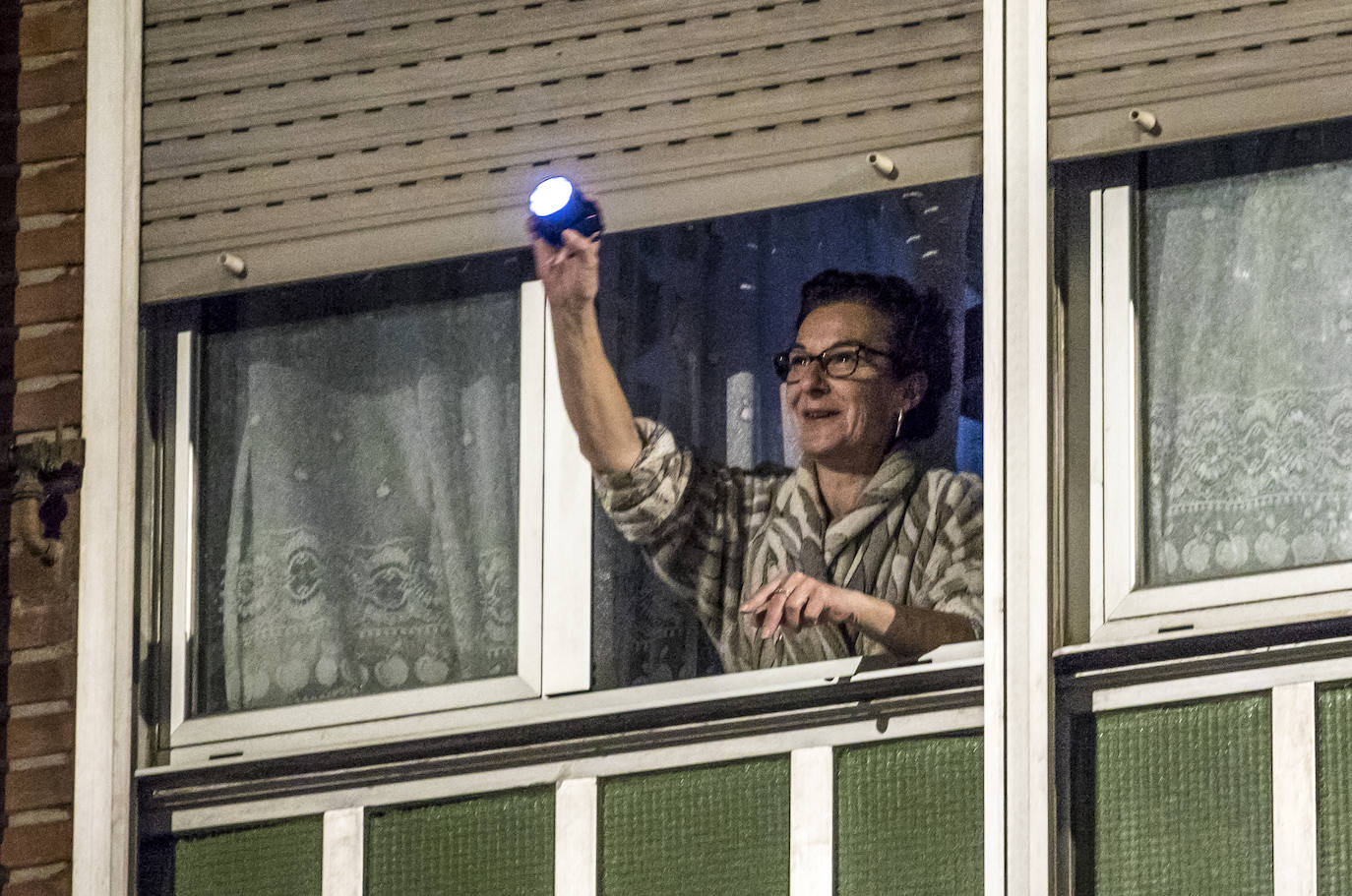 Los aplausos han sido generalizados por todas las zonas de Vitoria. En este reportaje fotográfico, recorremos Zabalgana, Judimendi, Txagorritxu y Santiago.