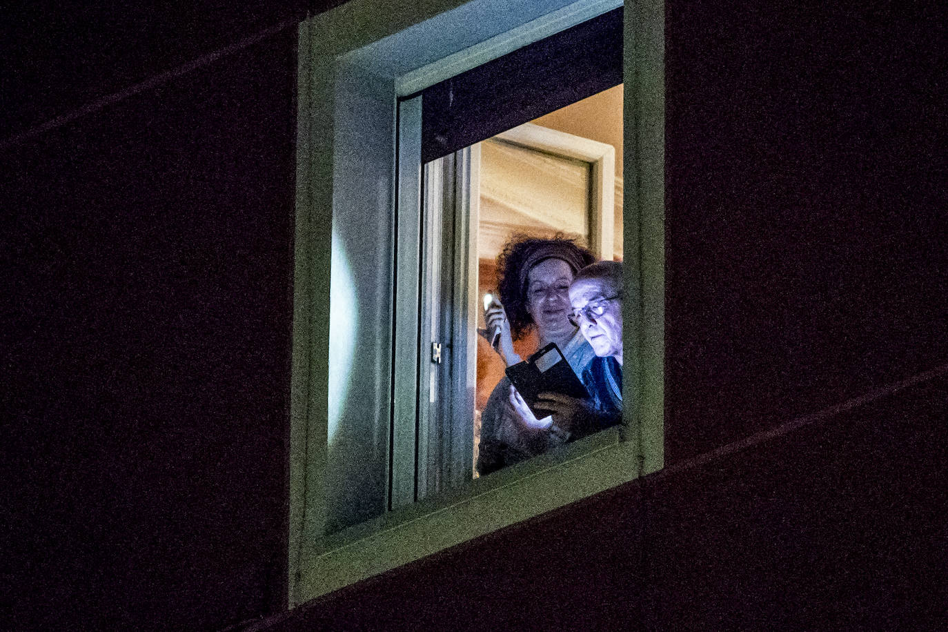 Los aplausos han sido generalizados por todas las zonas de Vitoria. En este reportaje fotográfico, recorremos Zabalgana, Judimendi, Txagorritxu y Santiago.