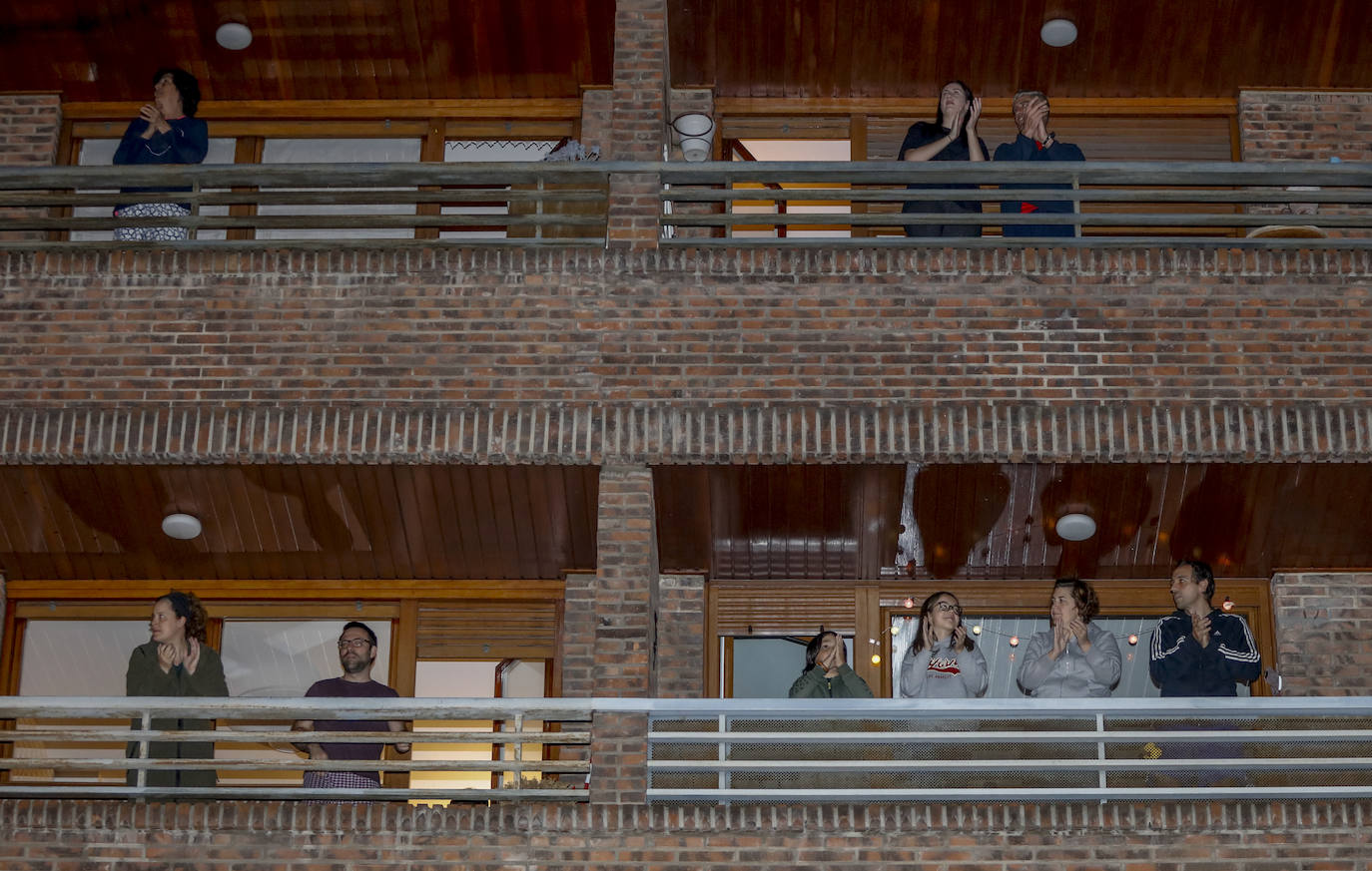 Los aplausos han sido generalizados por todas las zonas de Vitoria. En este reportaje fotográfico, recorremos Zabalgana, Judimendi, Txagorritxu y Santiago.