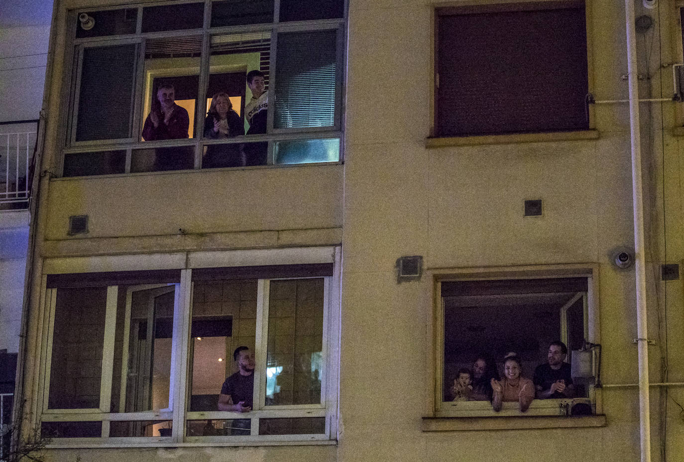Los aplausos han sido generalizados por todas las zonas de Vitoria. En este reportaje fotográfico, recorremos Zabalgana, Judimendi, Txagorritxu y Santiago.