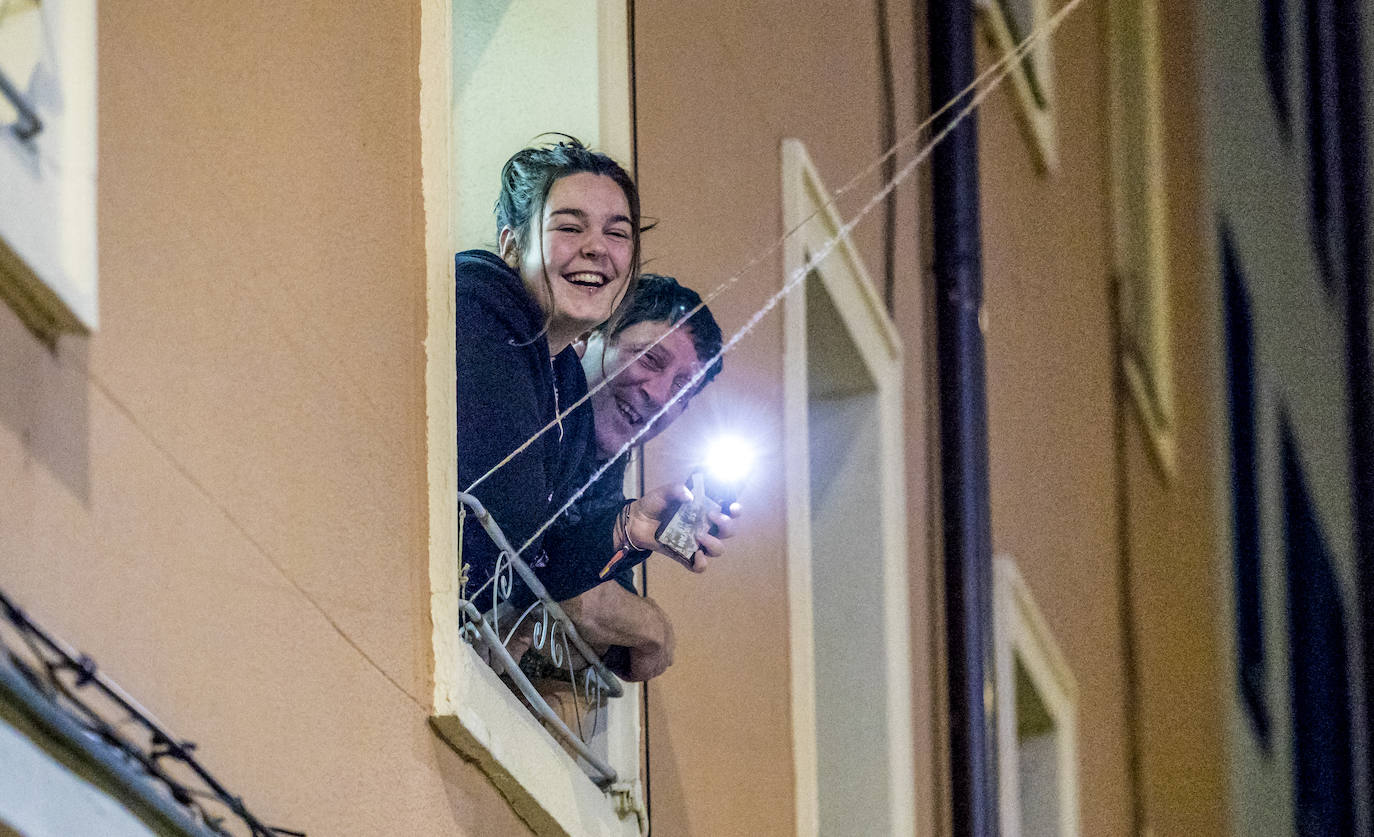 Los aplausos han sido generalizados por todas las zonas de Vitoria. En este reportaje fotográfico, recorremos Zabalgana, Judimendi, Txagorritxu y Santiago.