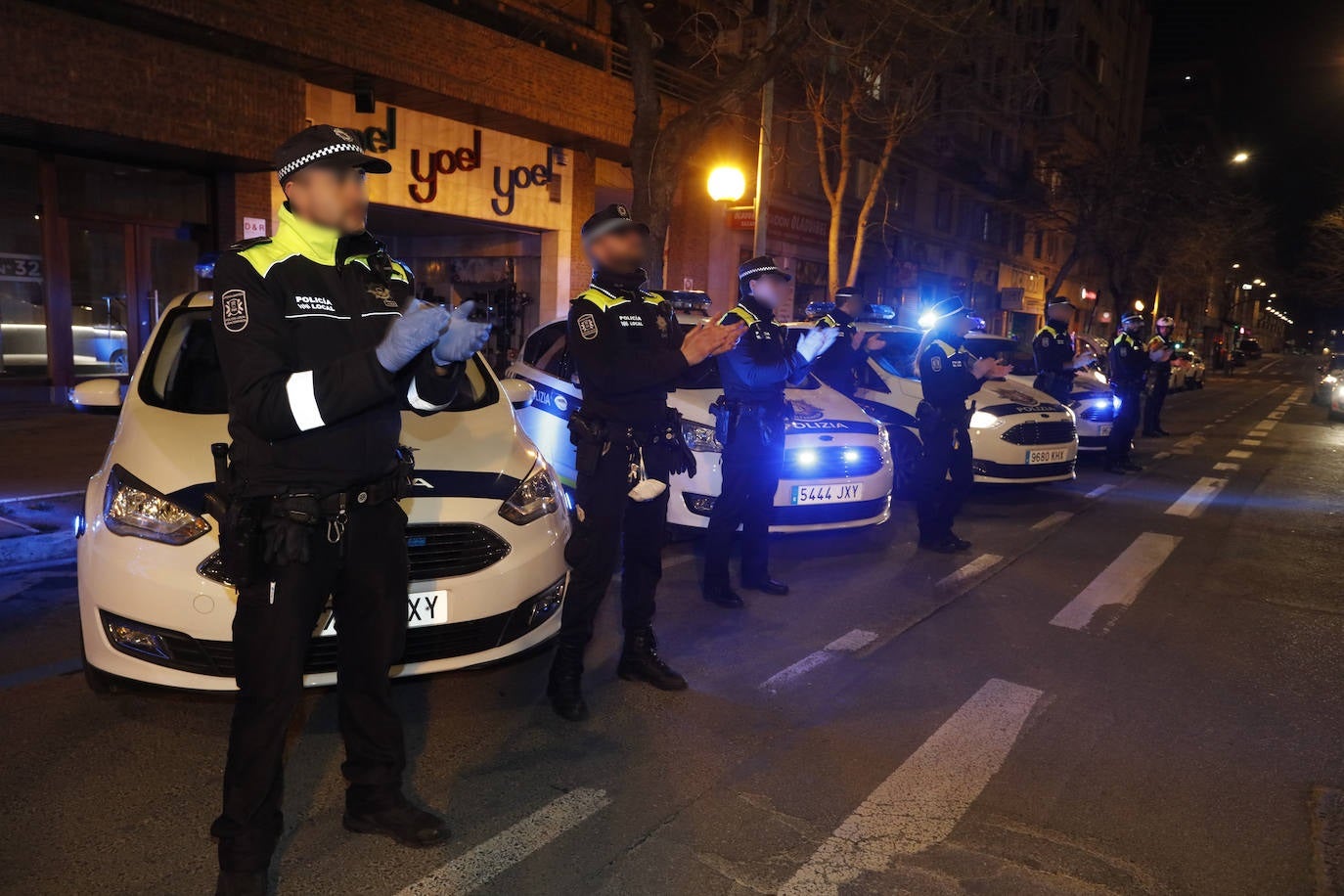 Agentes de la Policía Local han rendido homenaje a los sanitarios frente a Santiago.