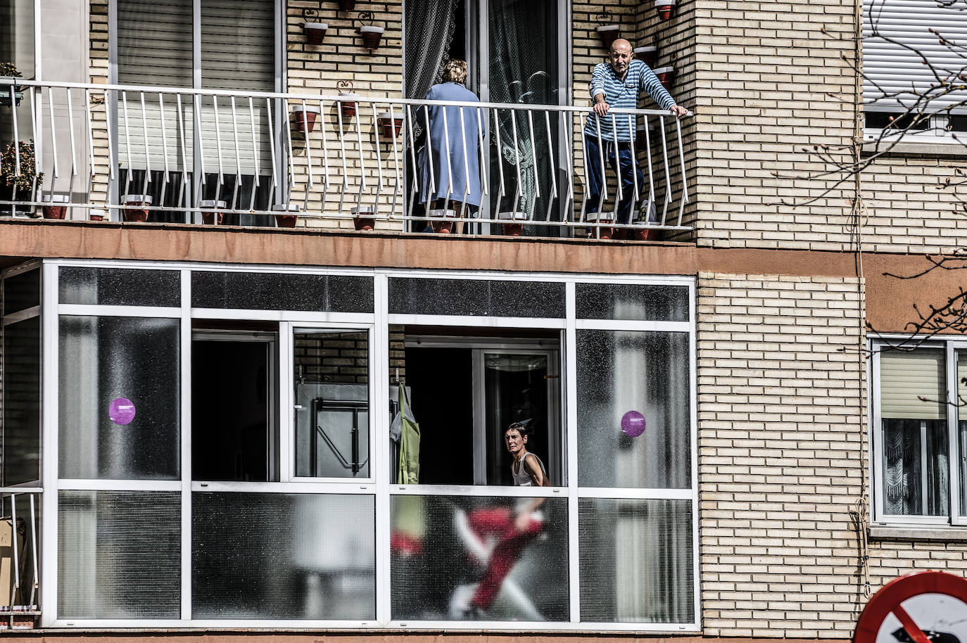 Unos aprovechan el balcón para airearse y otros para hacer ejercicio.