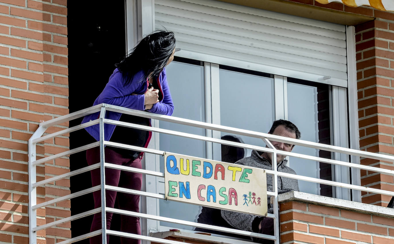Los vecinos se comunican desde sus balcones en esta jornada festiva.