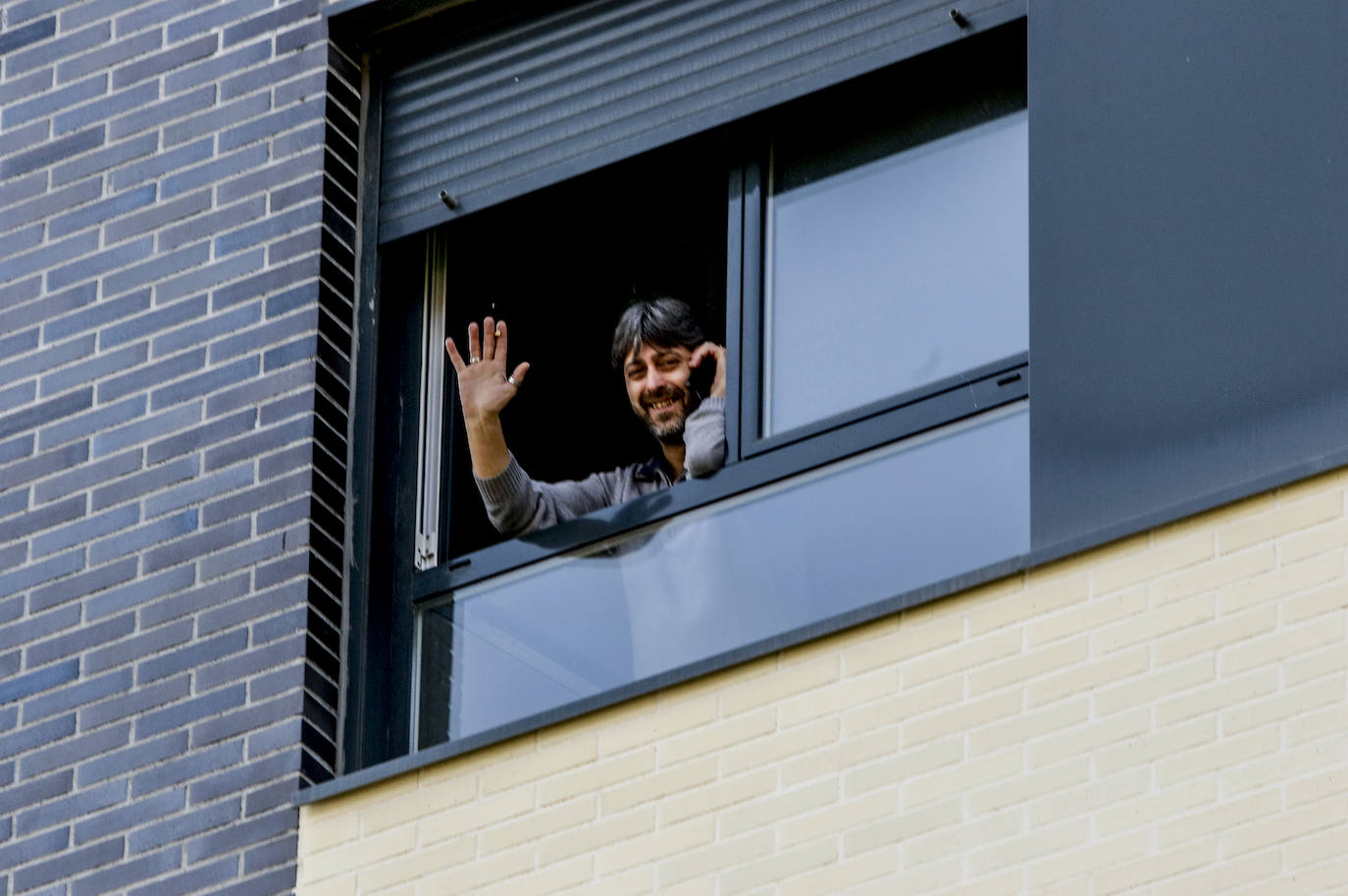 Los vitorianos aprovechan las ventanas para airearse.