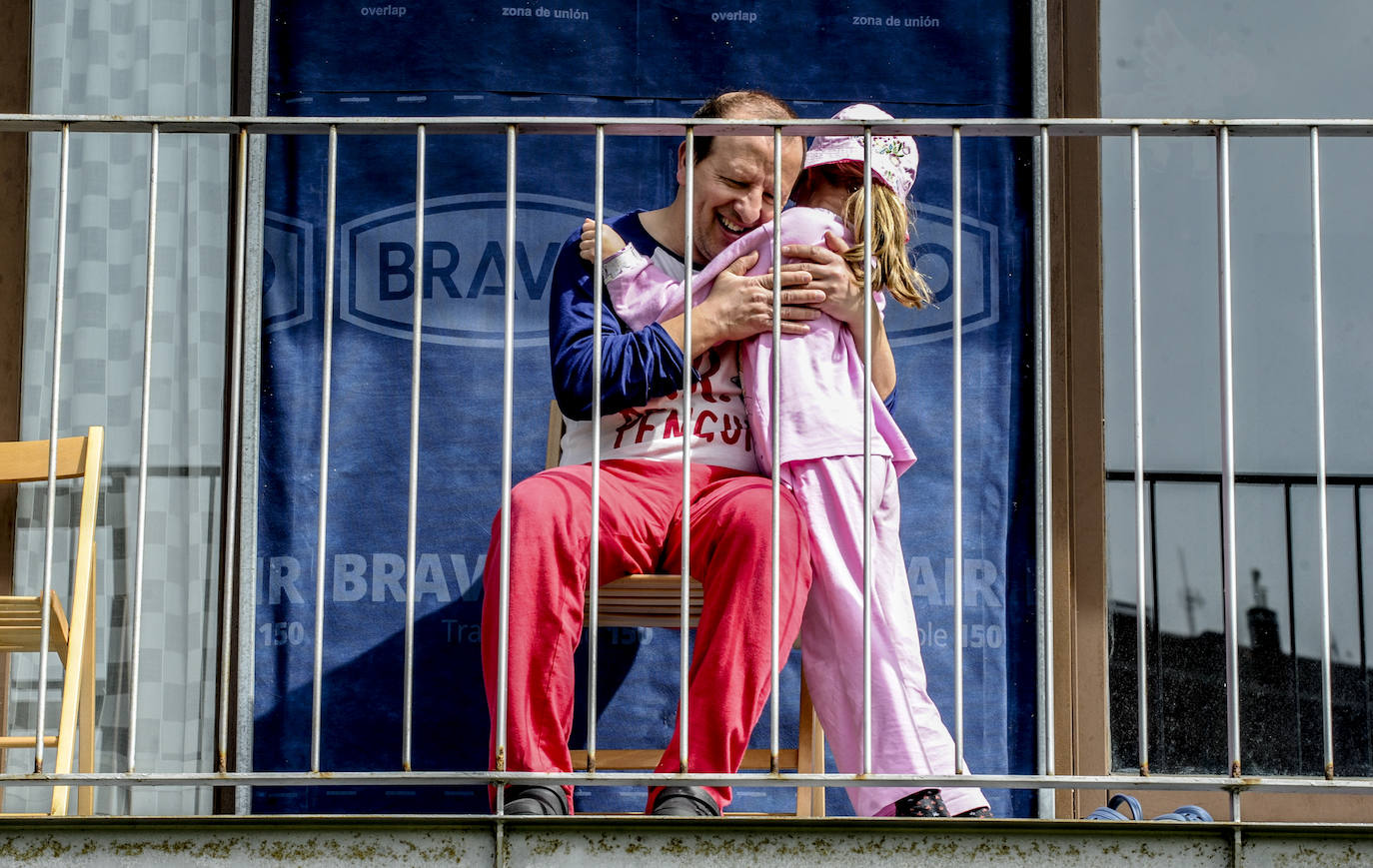 Los balcones han sido un buen lugar para escenificar la celebración del día del padre.