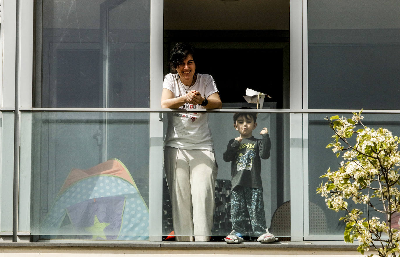 Los vitorianos han aprovechado el día soleado para salir al balcón a airearse.