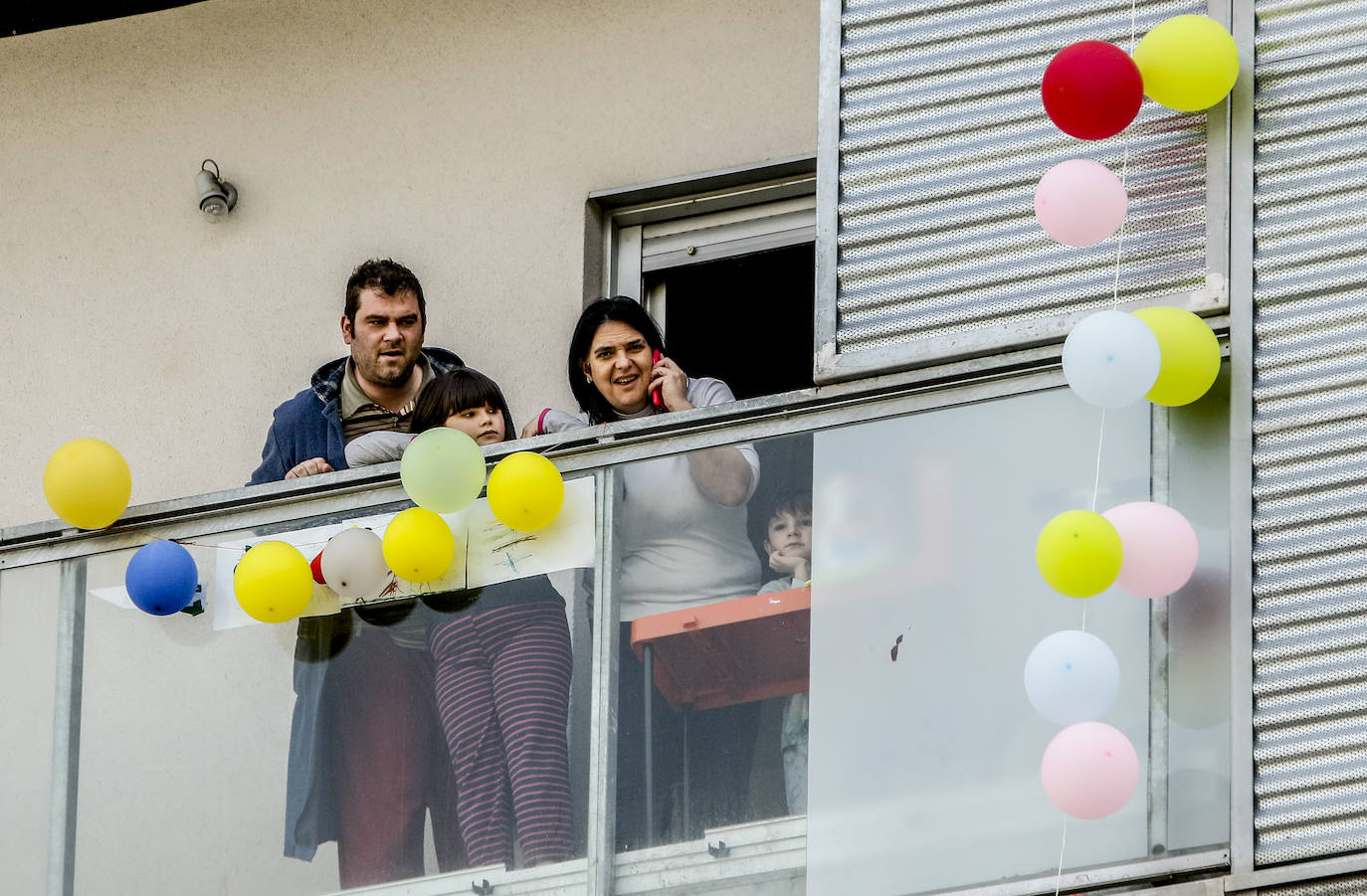 Los balcones han sido un buen lugar para escenificar la celebración del día del padre.