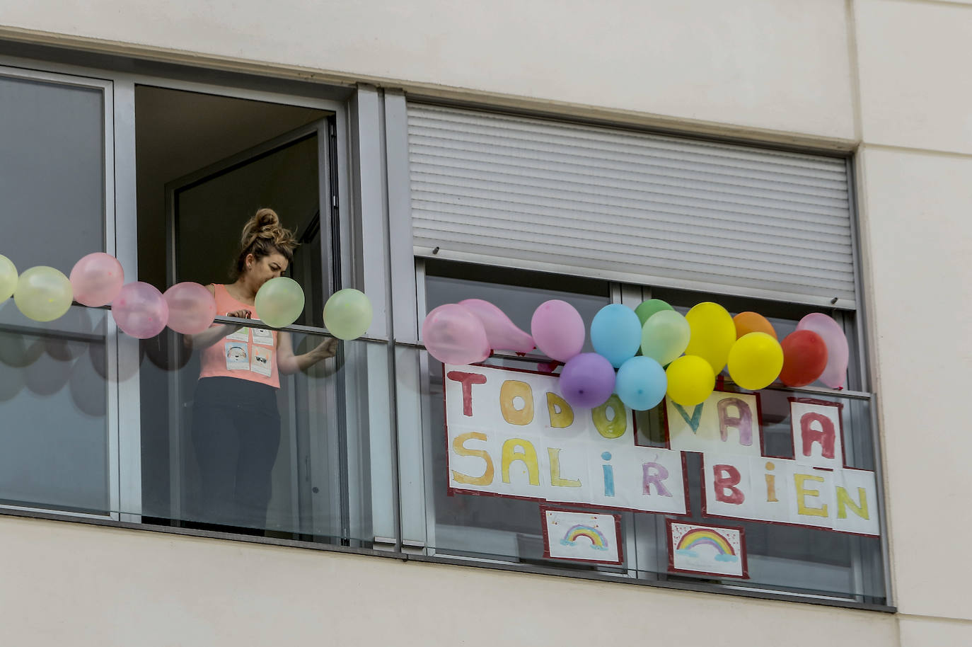 Permanecer más tiempo en casa ha llevado a algunos vitorianos a decorar sus balcones de forma vistosa. Y mandar mensajes de ánimo.