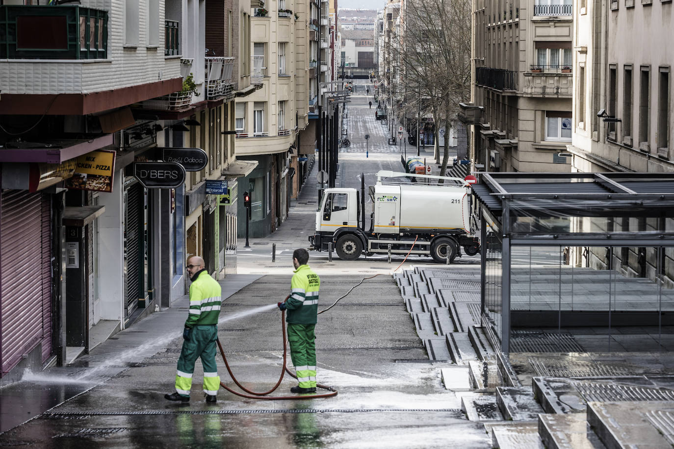 Fotos: Un puente marcado por los controles y las calles vacías