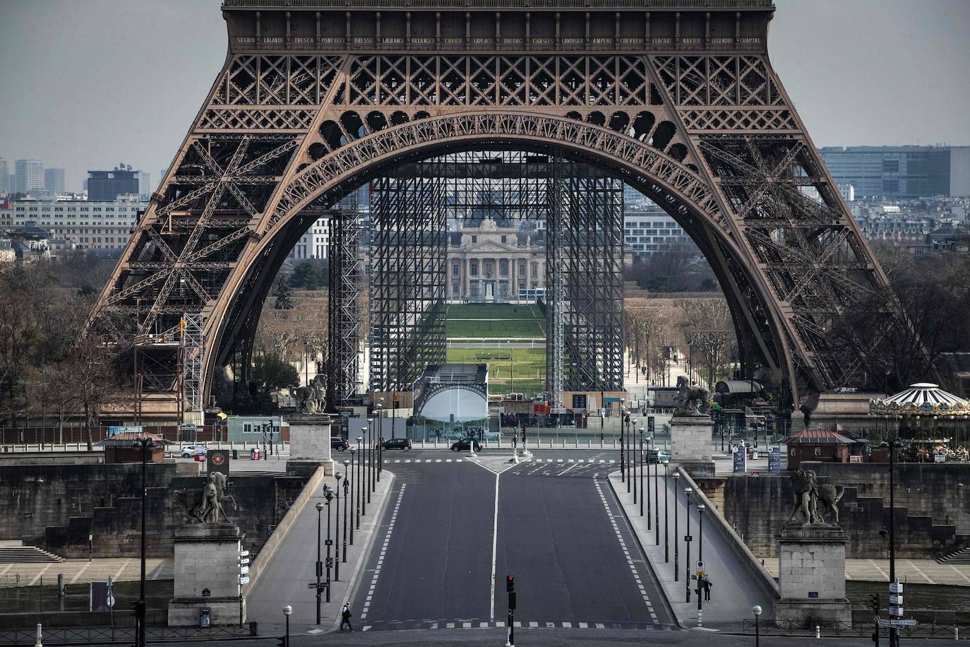 En la foto, los alrededores de la Torre Eiffel en París.