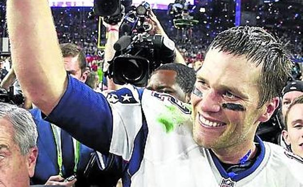 Brady celebra una de sus Super Bowl.