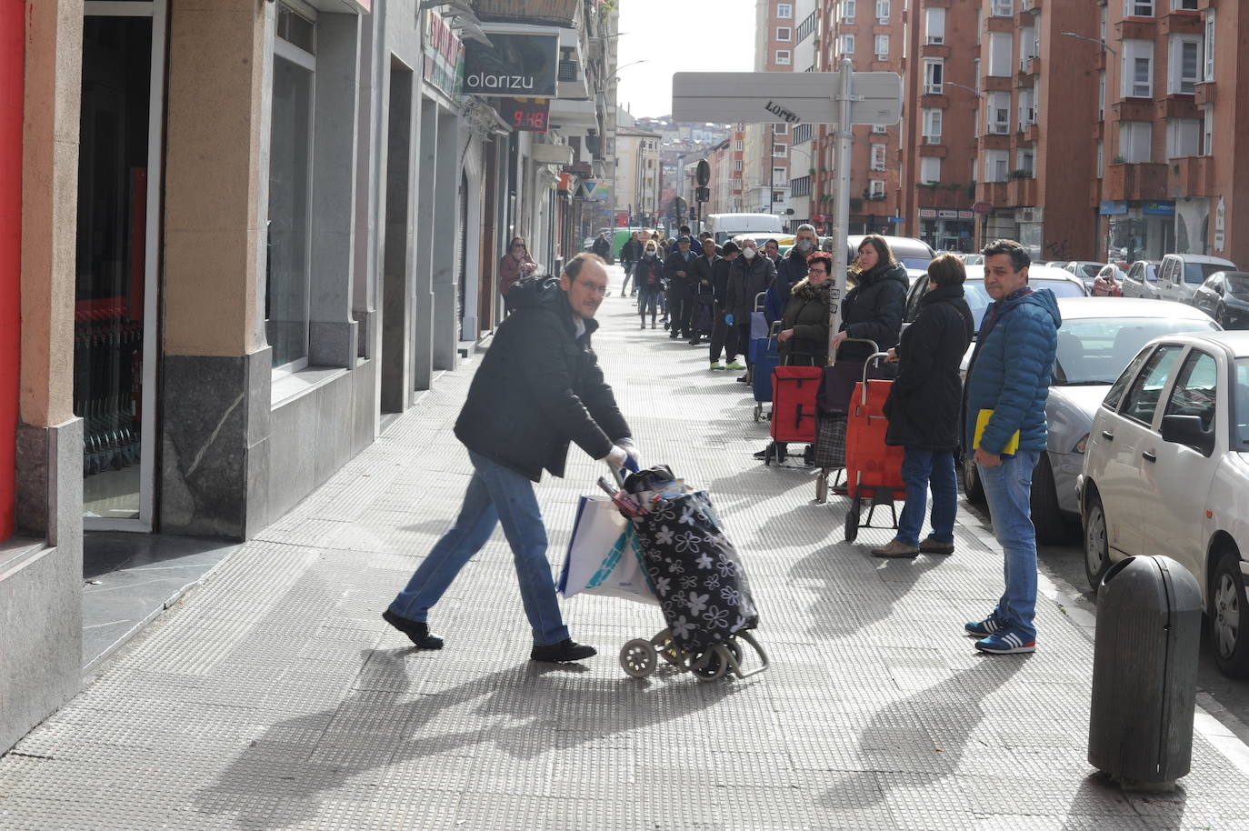 Filas en la calle Beato Tomás de Zumárraga para acceder al supermercado.
