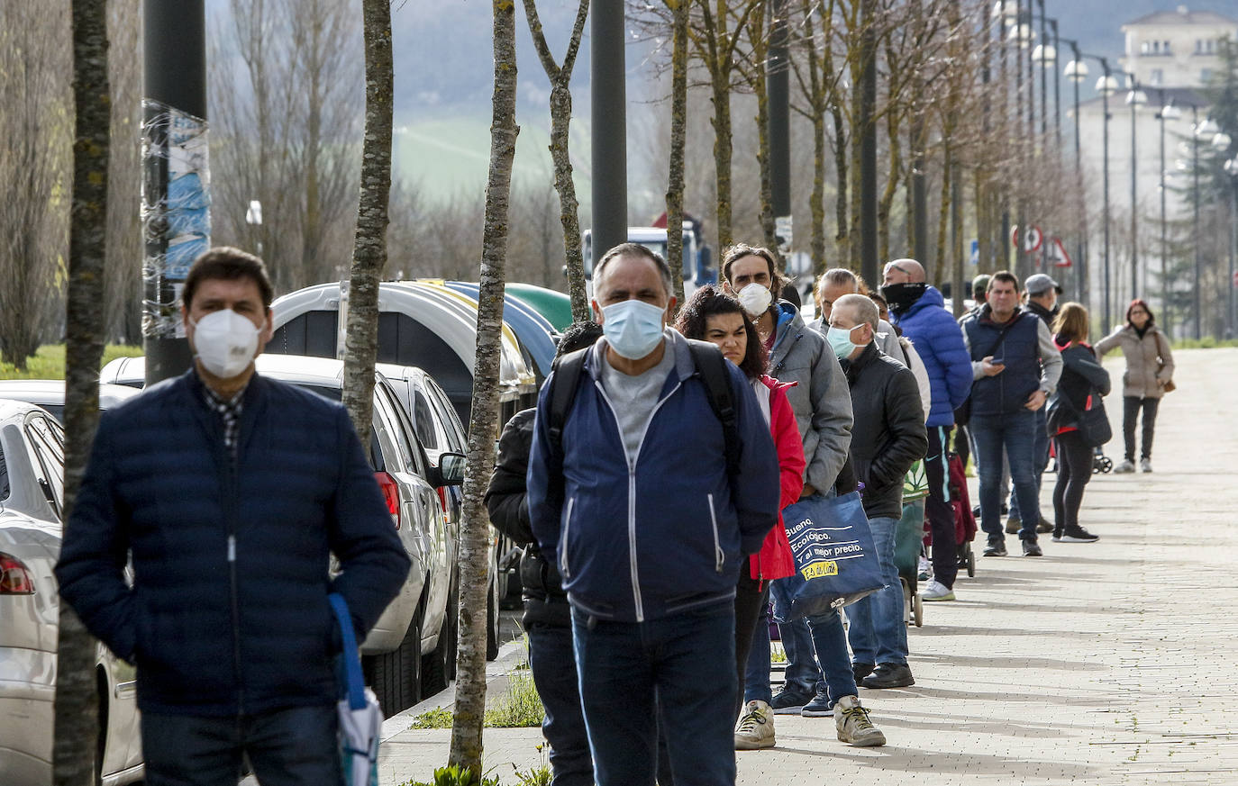 Colas en la Avenida de Olárizu, a la espera de hacerla compra en Mercadona.