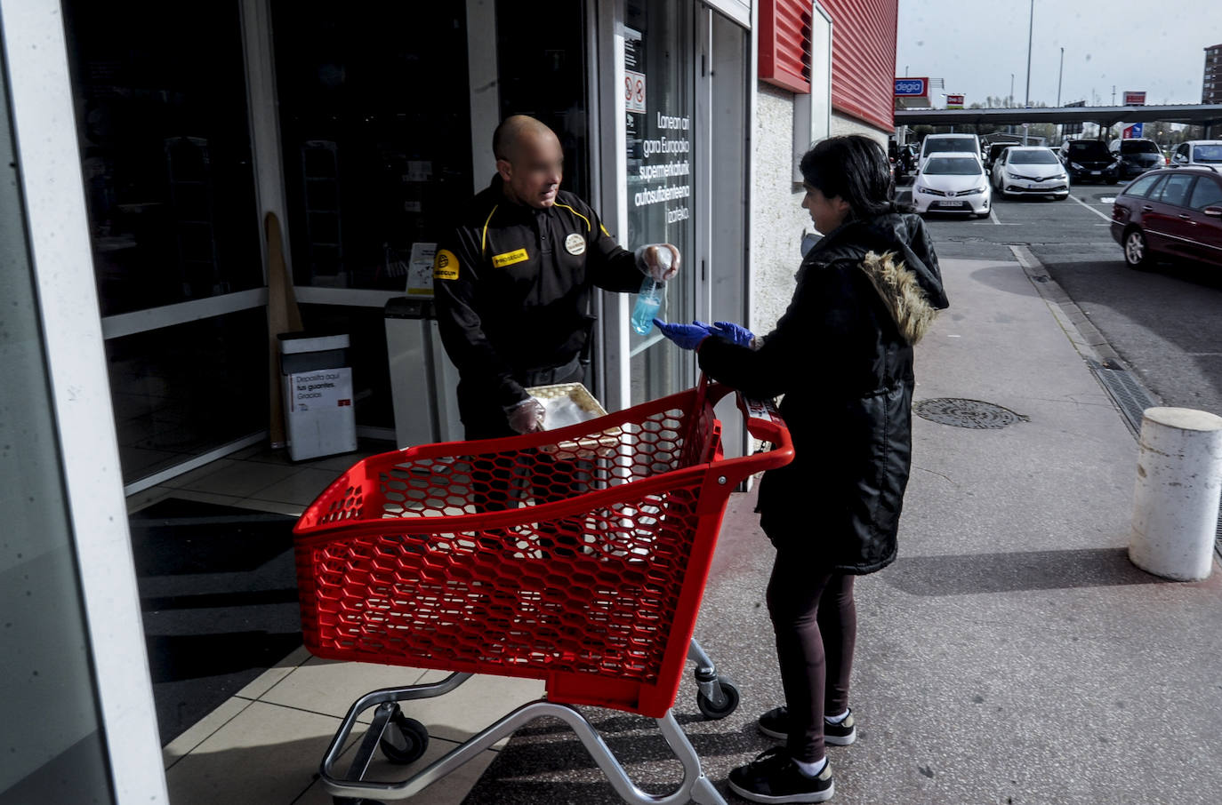 Las medidas de protección e higiene se extreman en la entrada de los supermercados. Como el de la foto, en Arkaiate.
