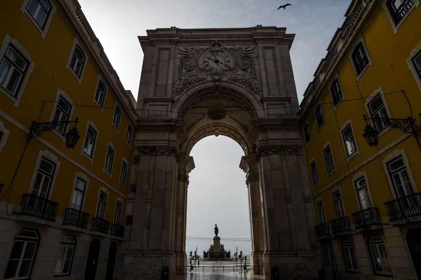 Vista del arco de la Rua Augusta en Lisboa en el primer día de un estado de emergencia 