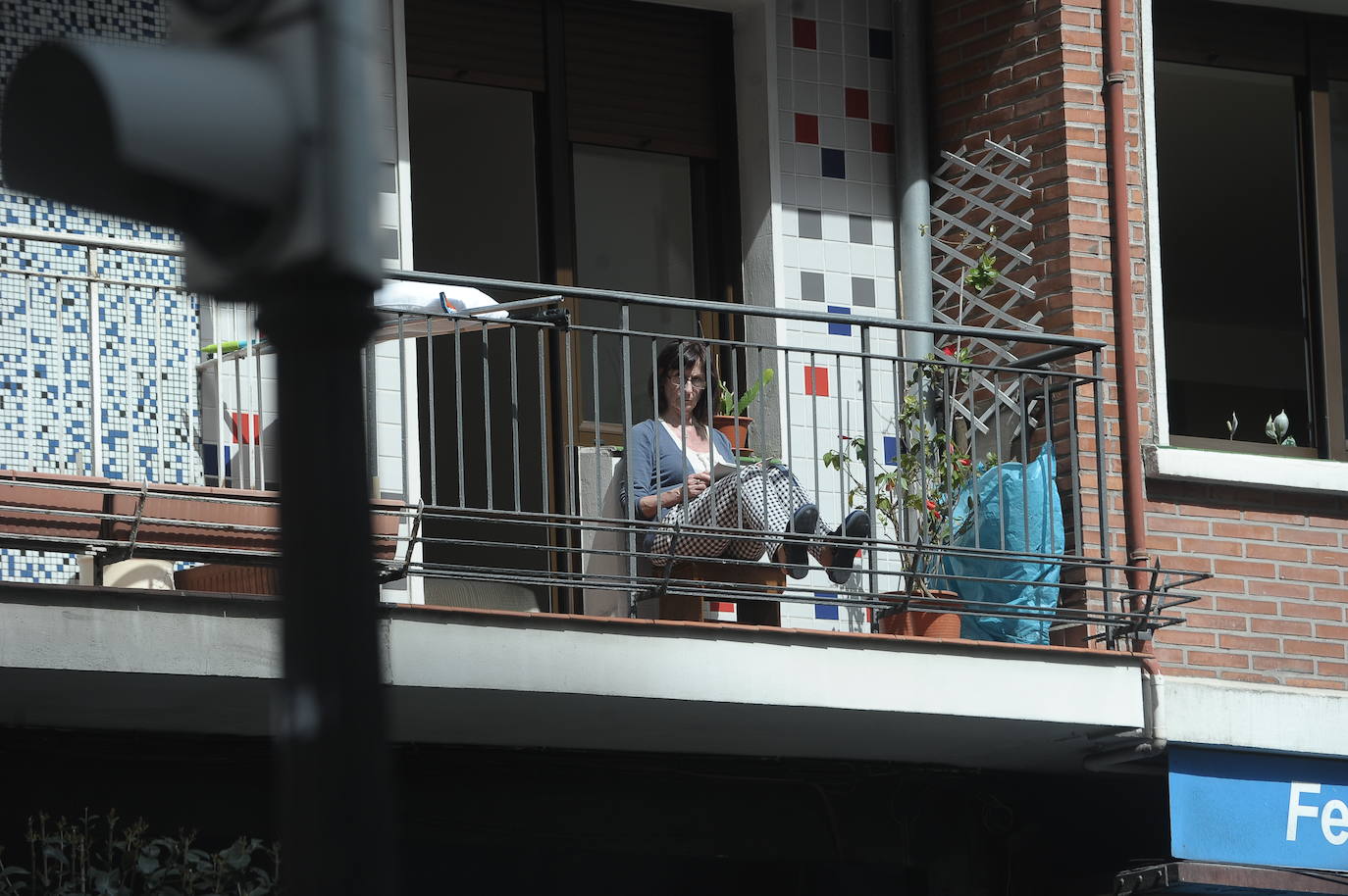 Una mujer lee en una terraza en Bilbao.