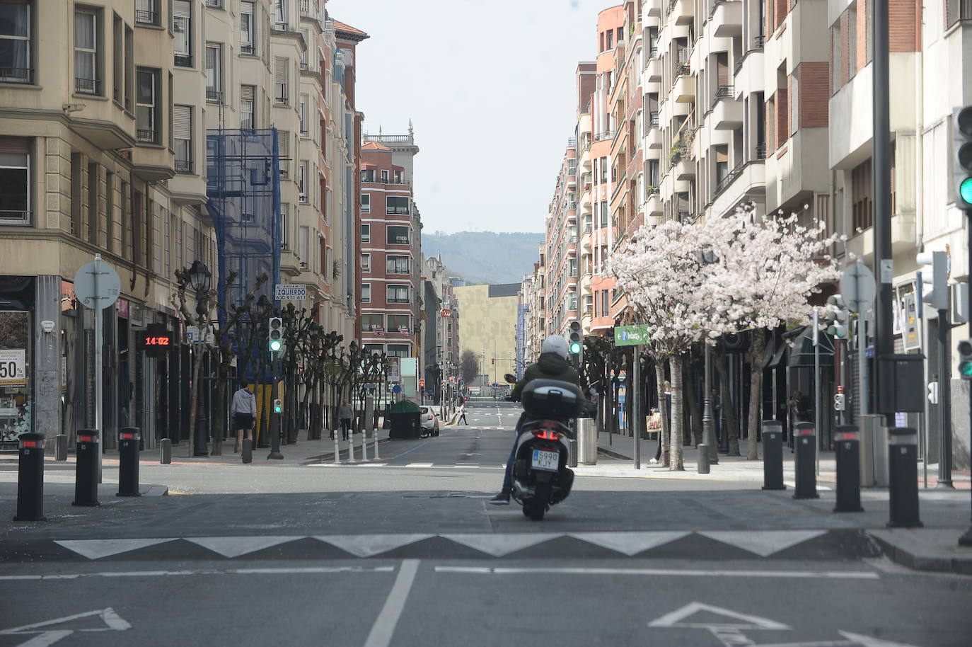 La calle Alameda de Urquijo, prácticamente vacía.