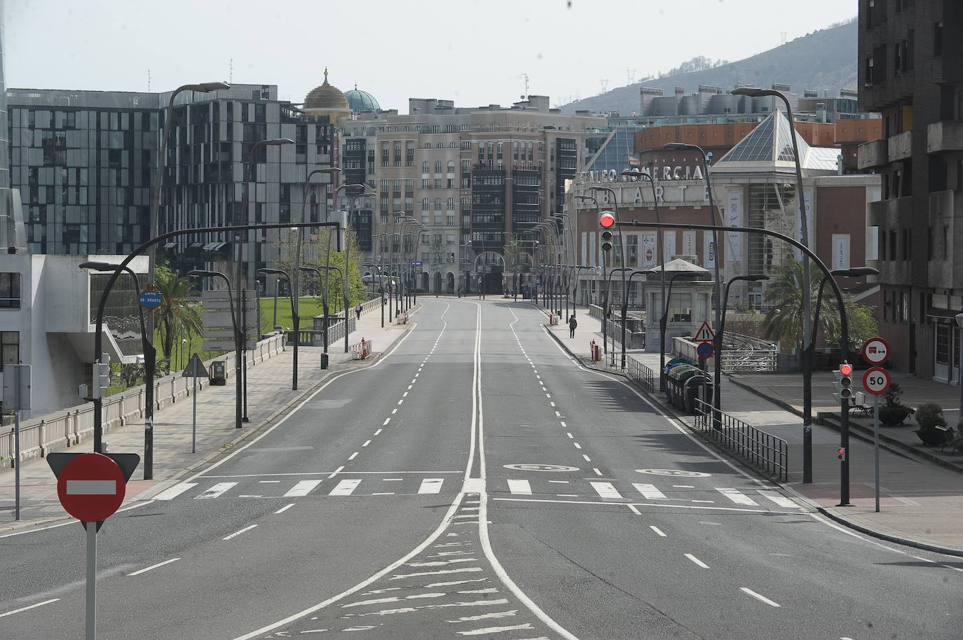 El puente de Deusto, practicamente vacío.