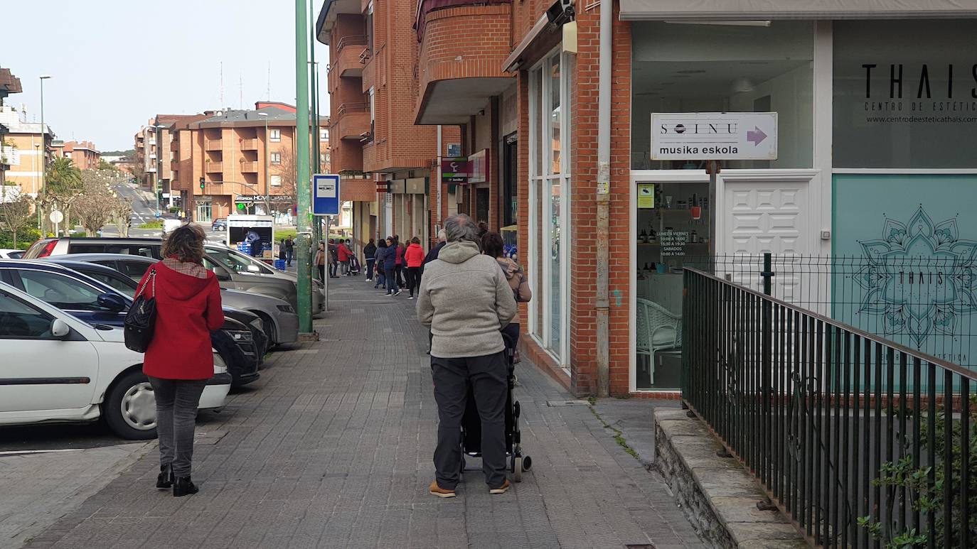 Varias personas haciendo cola para entrar en un supermercado en Algorta.