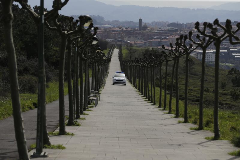 La Policía vigila que nadie pasee hacia Aixerrota