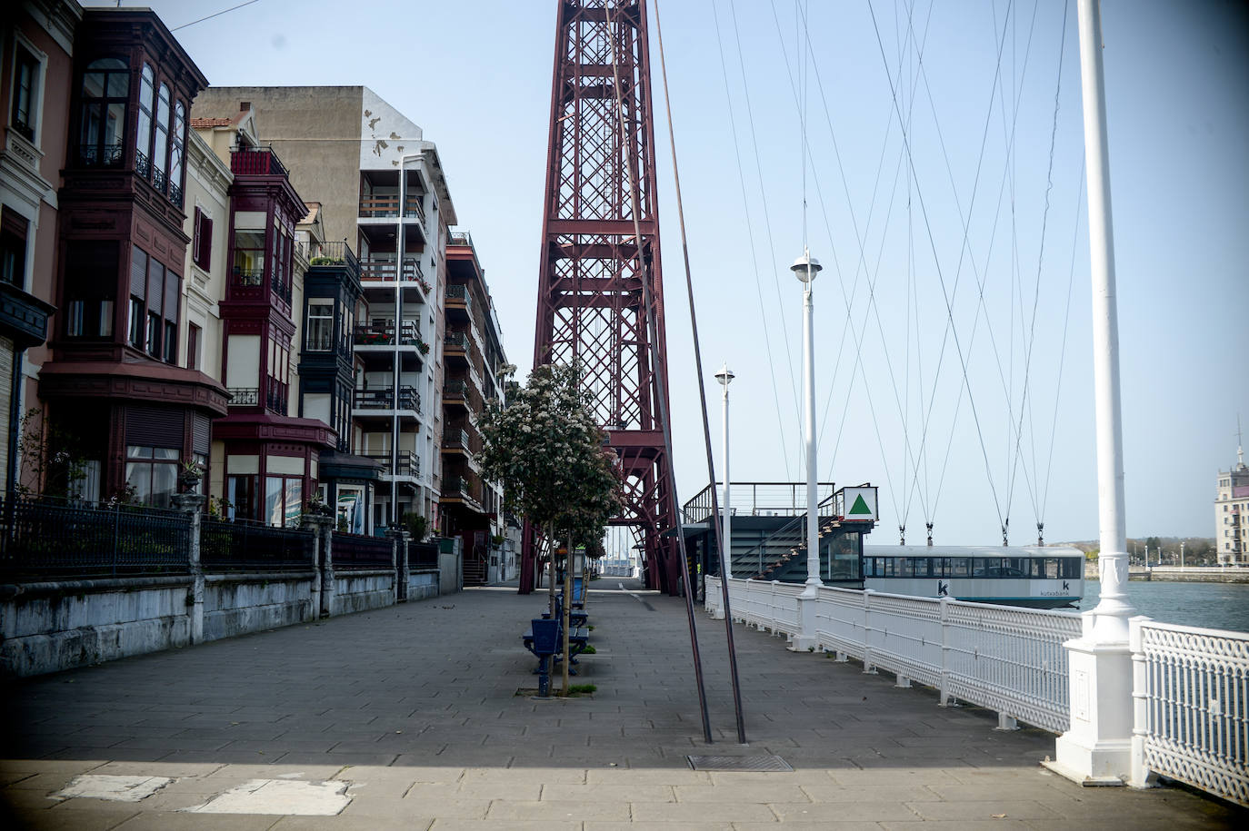 El entorno del Puente Colgante, completamente vacío.