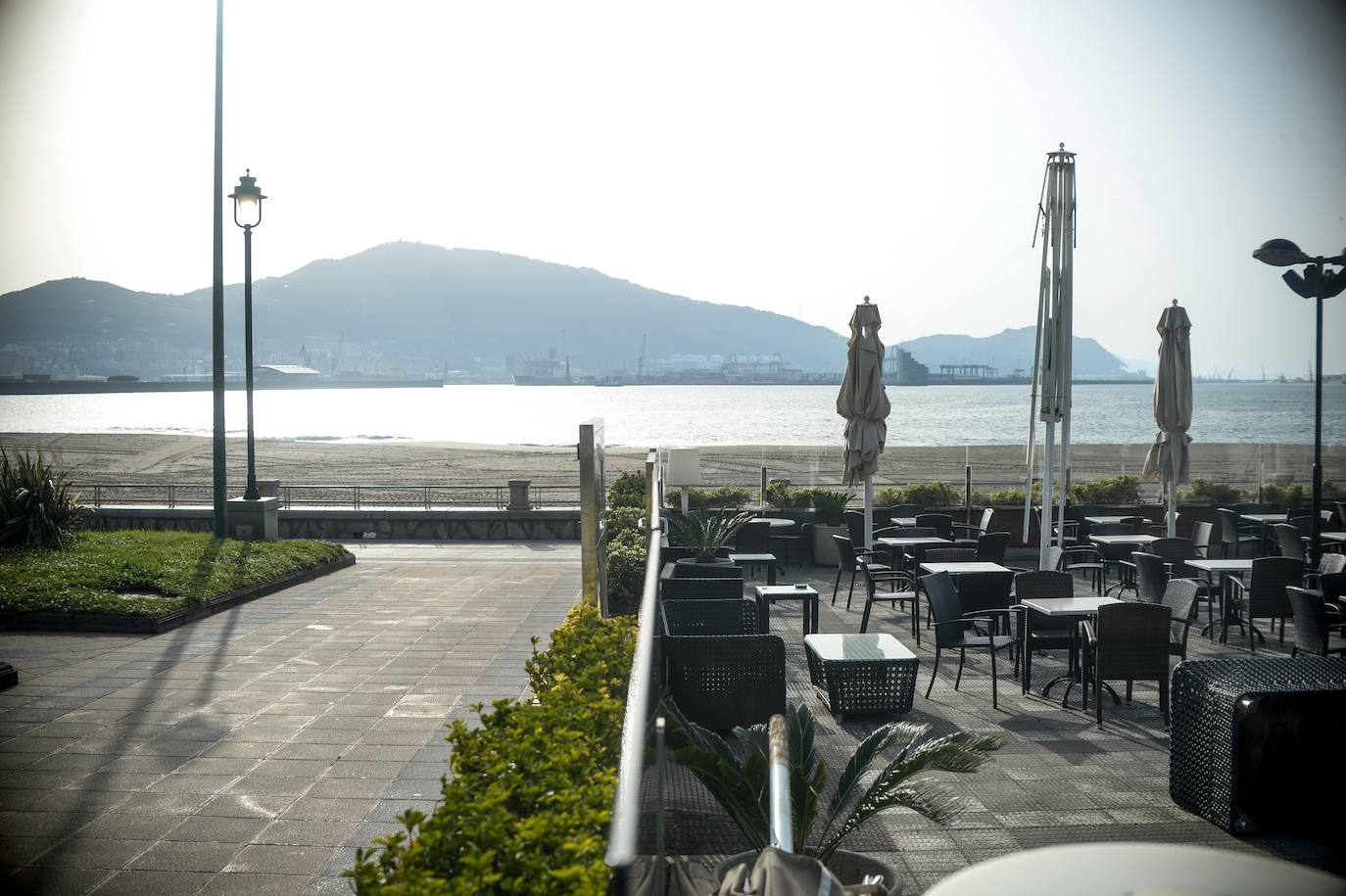 El paseo de la playa de Ereaga, completamente vacío.