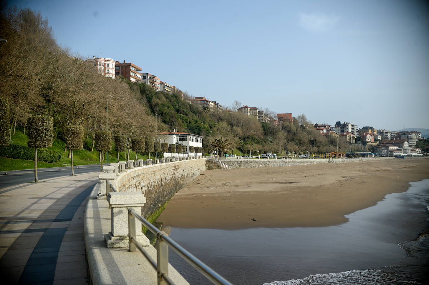 El paseo de la playa de Ereaga, completamente vacío.