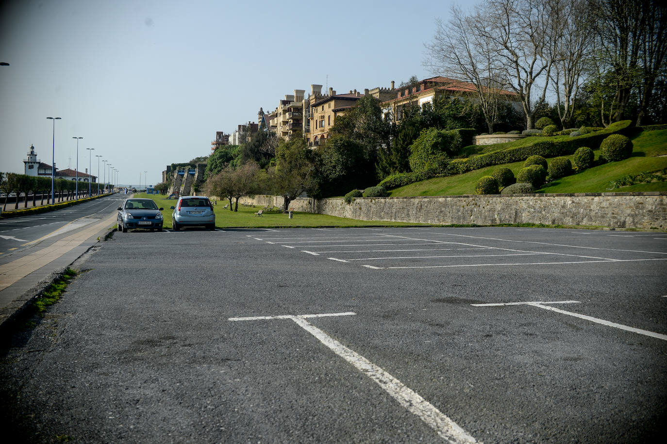 El paseo de la playa de Ereaga, completamente vacío.