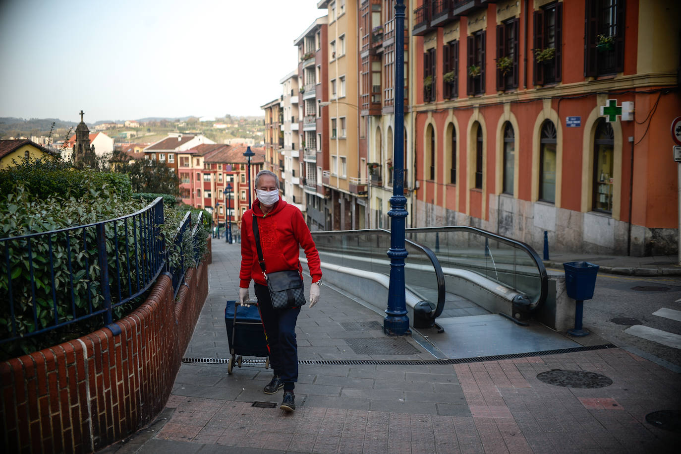 Un hombre protegido con una mascarilla, en Portugalete.