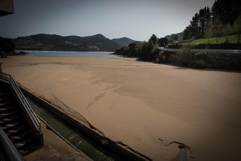 Mundaka, sin gente, pese al sol y la agradable temperatura