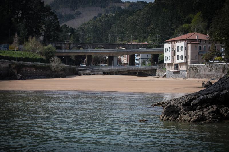 Nadie acude a la playa en Mundaka