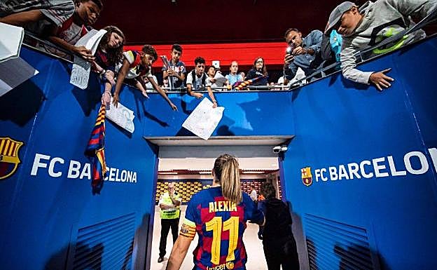 La centrocampista culé aclamada por aficionados al término de un partido. 