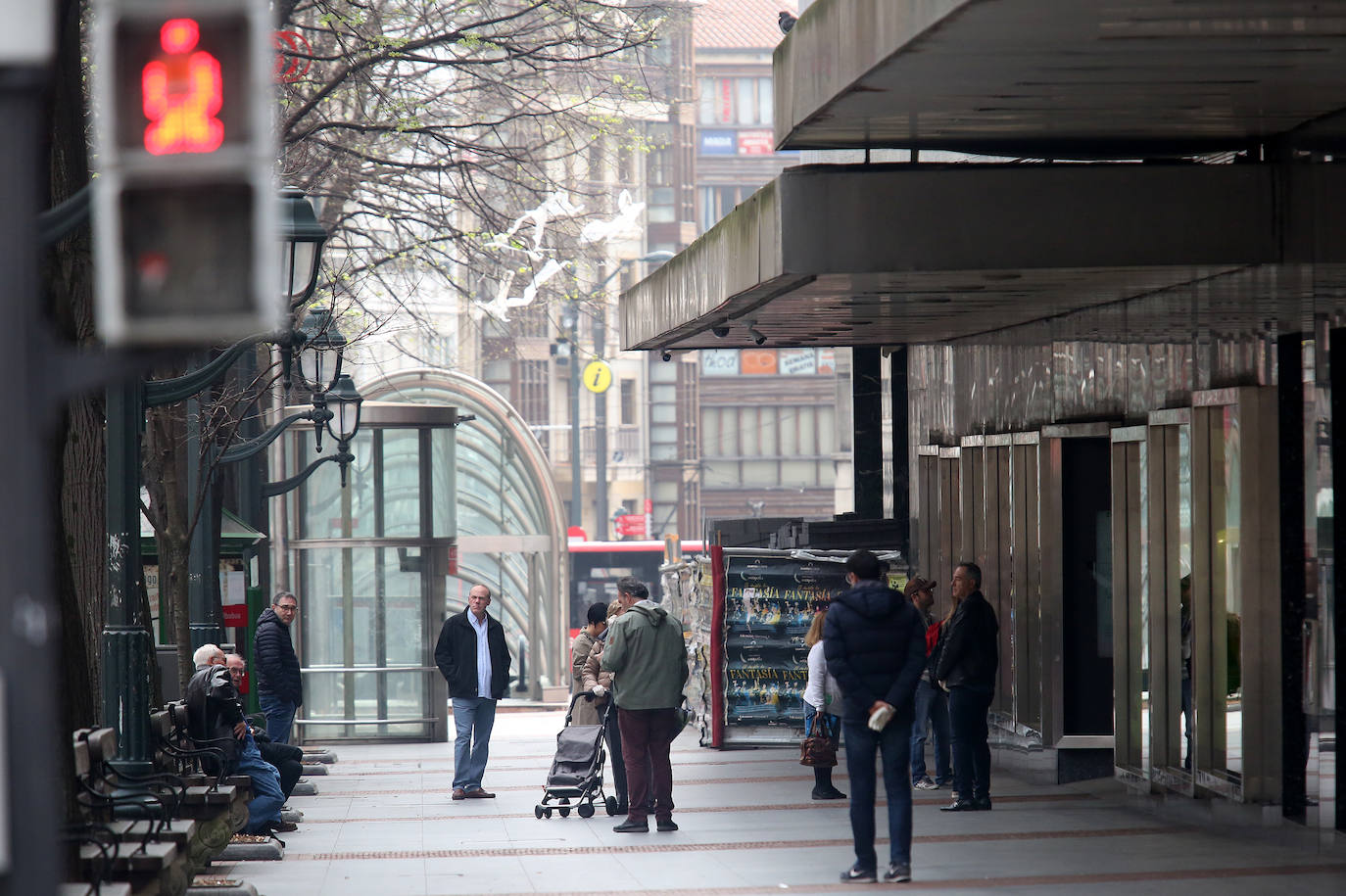 Viandantes frente a la estación de metro de Abando, junto a El Corte Inglés.