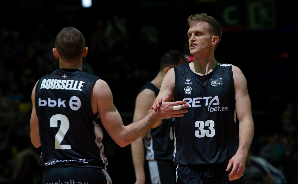 Haws choca los cinco con Rousselle durante un partido como hombre de negro. 