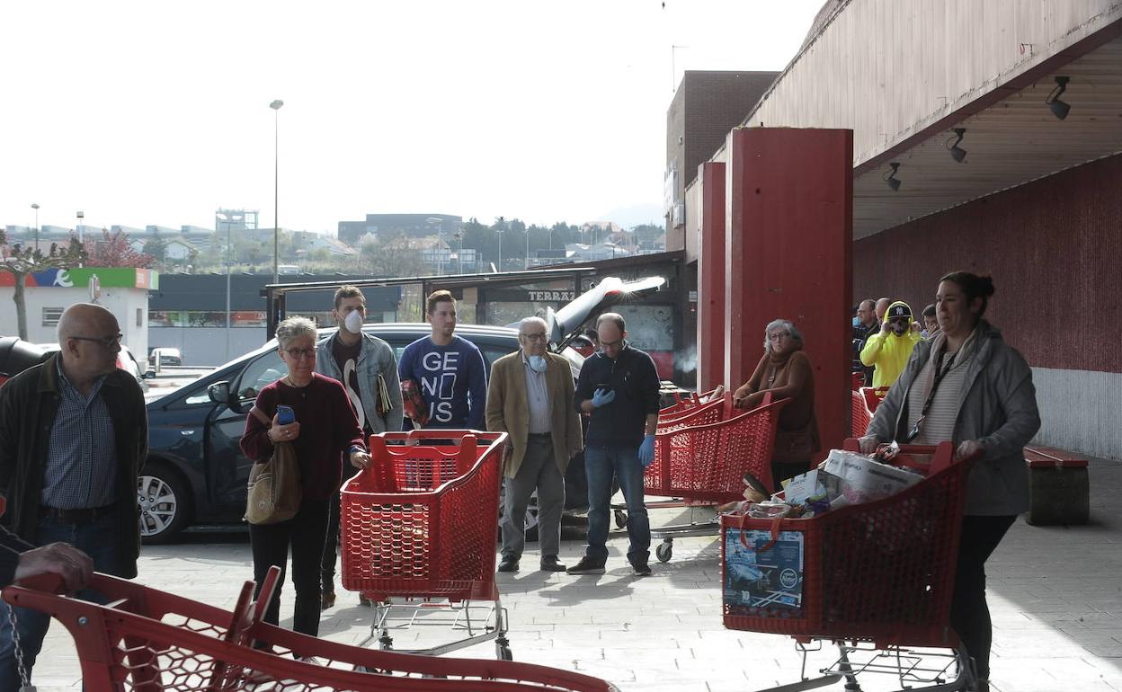 Cola para acceder a un supermercado vizcaíno.