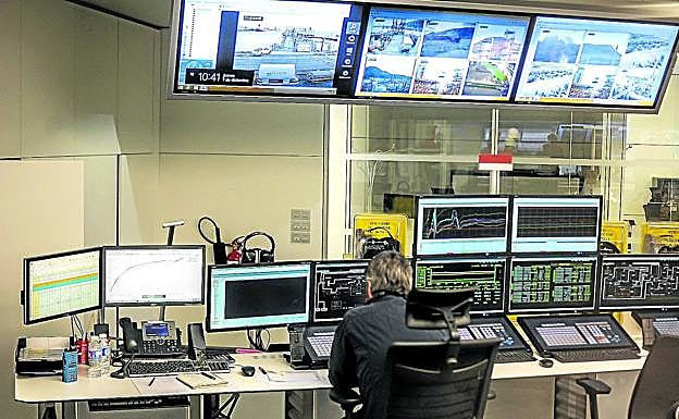 Imagen de archivo de la sala de control de la refinería de Petronor, en Muskiz, que ha limitado su acceso como parte de las medidas de prevención del complejo.