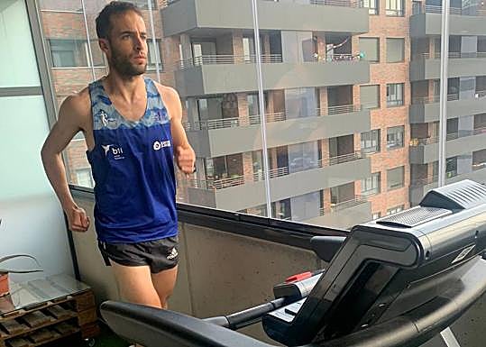 Fernandez corre sobre la cinta.