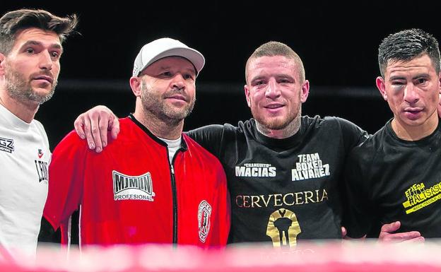 Desde la izquierda Txutxi del Valle, Rigoberto Álvarez -hermano mayor de Canelo-, Kerman Lejarraga y Changuito Macías en la velada de Pamplona.