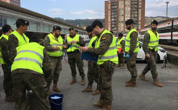 Las unidades de emergencia ya trabajan en la estación de tren de Bilbao