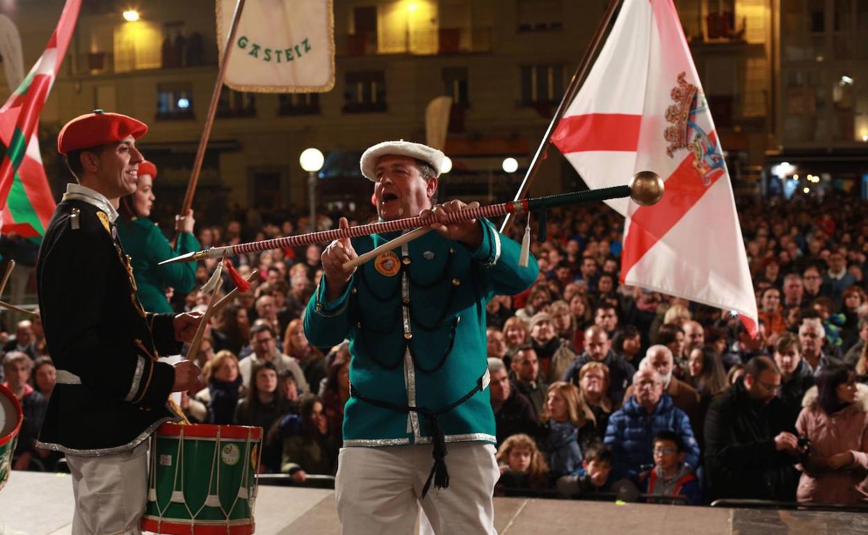 Miles de personas se reúnen en la víspera de San Prudencio para la retreta y la tamborrada en la plaza de la Provincia.