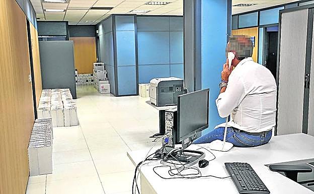 Imagen de archivo en la que un funcionario de Justicia atiende el teléfono en un juzgado de Bilbao sin apenas movimiento. 