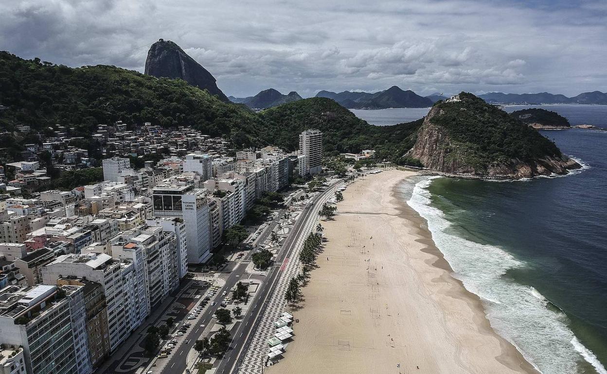 La playa de Copacabana, al igual que el reston de Río de Janeiro, permanecen cerradas al público. 