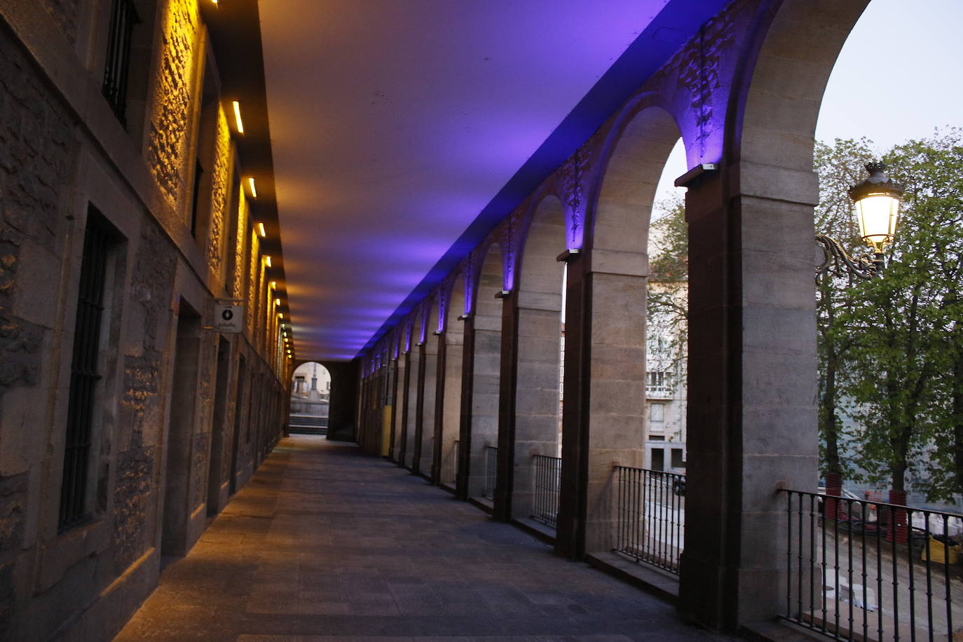 Fotos: El azul ilumina rincones emblemáticos de Vitoria para reconocer la labor de los sanitarios