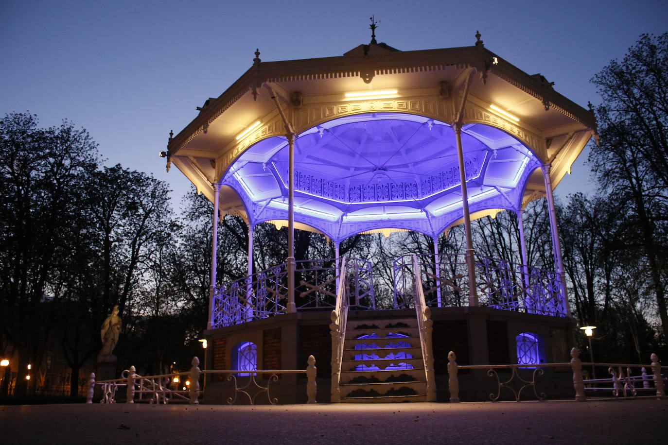 Fotos: El azul ilumina rincones emblemáticos de Vitoria para reconocer la labor de los sanitarios